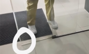 男子被感应门夹脚 4S员工反怪其来试驾：已被顶格处理 !