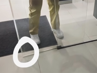 男子被感应门夹脚 4S员工反怪其来试驾：已被顶格处理 !