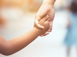 女儿翻看爸爸给自己的转账记录破防：当场落泪 ！