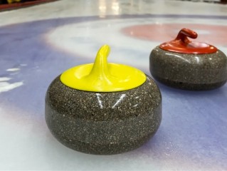 大爷在冰面上用水壶模仿冰壶运动 网友：冰是真的冰 壶也是真的壶 ！