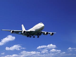 长春机场一飞机落地时遭雷击受损！后续航班被取消 机场回应 ！