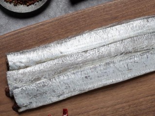 带鱼怎么处理（处理带鱼的技巧） ！