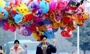 小孩玩的氢气球怎么充气的（氢气球为什么能够飘起来） ！
