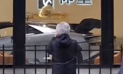 帕加尼跑车创始人现身上海 被比亚迪仰望U9吸引 橱窗外驻足拍照 ！