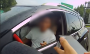 高速奇葩情侣：女子有驾照但没胆开 男子有胆子开但没证 ！