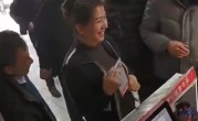 女子刮彩票中一辆30多万车没发现扭头就走 老板急忙喊住：网友点赞 ！