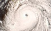 17级超强台风什么样 空间站拍到桦加沙台风眼：压迫感十足 !