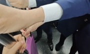 王传福坐地铁参加北京车展引热议 网友：这身价挤地铁 够接地气 !