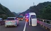 高速惊现站立的小汽车：车身90度直立稳如雕塑 ！