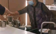 刘强东母亲现身京东食堂煮饺子 ！网友：太勤快了 ！