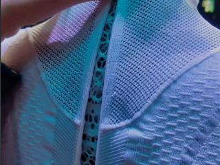 小鹏Iron机器人走路被质疑是真人 里面还穿着内裤！何小鹏脱衣展示 !