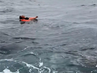 男子船上如厕被浪掀海里漂浮超1小时 知情人：获救是真命好 没发现会交待在海上 ！