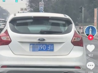 男子开着车牌倒装的汽车上路 交警：罚款200元记3分 !