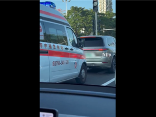 广州一小车拒不礼让救护车被罚 扣3分罚200元：网友吐槽素质低、应重罚 ！