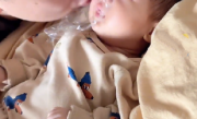 爸爸隔保鲜膜狂亲新生宝宝：满满的爱 !