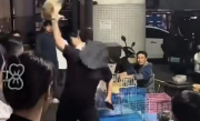 男子买狗不满意退款遭拒当场摔死狗！ 网友：太残忍了！