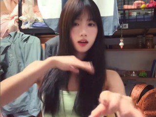 清华跳高冠军邵雨琪因高颜值出圈 网友：长得好看 体育还好 !