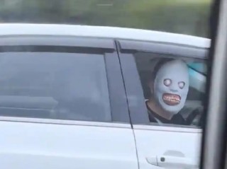 网友称高速有人戴白色恐怖面具吓过路车辆 交警回应来了 !