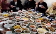 大户人家！云南一家吃年夜饭桌上摆182碗菜：43人同桌吃 ！