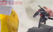 骑手受伤乘救护车赴医院送餐 女子推输液杆领餐 后续打赏骑手188元 !