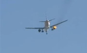 美国航空公司一客机起飞后发动机起火 现场视频曝光 ！