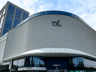 老人在胖东来绊倒受伤 工作人员陪同就医垫付费用 胖东来员工：一年6次表扬 奖5万欧洲游 ！