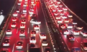 返程高峰来临：实拍多路段车辆拥堵缓行 尾灯连成一条红线 ！