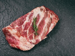 张家界荒野求生选手抓野猪：吃到流油 !