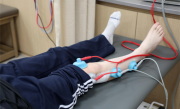 高中生爱跷二郎腿 起床突然下肢瘫痪 ！