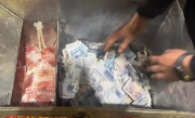 夫妻开车回家：装6万现金铁箱掉路上 ！