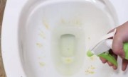 去除马桶黄色污垢方法（介绍去除马桶内黄色污垢的方法） ！