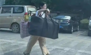 “288分女生”VS“扁担女孩”：一个走红带货 一个不想被打扰 ！