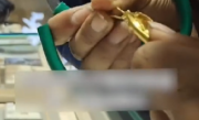 男子2万买金镯发现内藏2根金丝：店家已承认是配重 ！