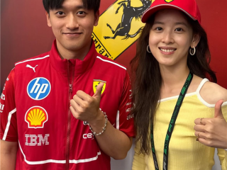 章泽天现身F1英国大奖赛：晒与F1车手周冠宇合照 笑容甜美 ！