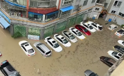 贵州遭遇特大暴雨袭击 马路上一溜车全被水淹 !