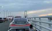 一小米SU7车主遮挡车牌停应急车道打卡深中通道 官方：罚400扣18分 !