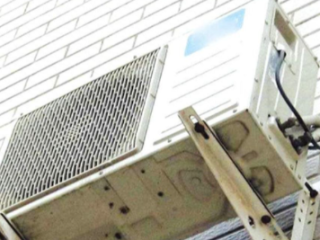 空调外机结冰可以用热水冲吗?