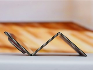 17999元买它还是苹果17 Pro Max！华为三折叠Mate XTs明天开卖 备货量曝光 !