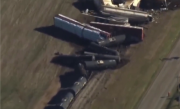 31节车厢跌落 美国再现火车脱轨事件：含毒化学品泄露 ！