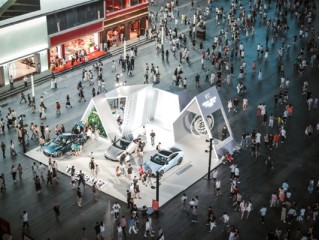 全国只有两辆！全新小鹏P7鹏翼门版亮相成都春熙路 !