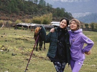 章泽天罕见亮相：与杨天真在不丹徒步 犹如爱丽丝仙境 ！