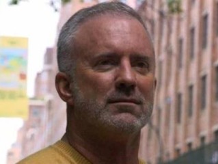 美63岁男子照片被盗数百女性被骗引热议 成恋爱杀猪盘男主 !