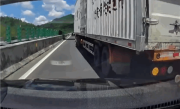 开了辅助驾驶眼睁睁看着追尾半挂车 司机：我以为它能刹住 !