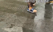 云南泼水节现场到处都在拔拖鞋：一个滑铲 拖鞋直接变护膝 ！