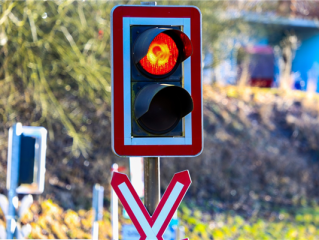 照标志线、红绿灯开就掉水里了 男子为安全“被迫违章”直行被罚 ！