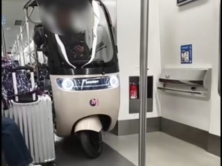 青岛地铁通报大爷骑电动车乘地铁：出于人文关怀 符合规定 ！