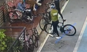 男子碰倒价值5万自行车被索赔38000多元 经销商：只换不补 ！