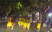 十余名阿姨在马路中央练舞 造车严重堵车引热议：官方回应 !