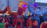 舞龙舞狮年味十足！法国万人村庄连续10年自费过春节 ！