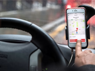 因对乘客迟到不满 一网约车司机竟模仿乘客声音 自导自演乘车行程 ！